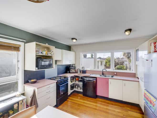 11 Downing Avenue, Pirimai