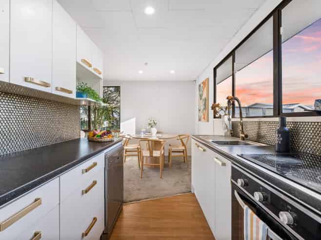 2/11 Cyril Crescent, West Harbour