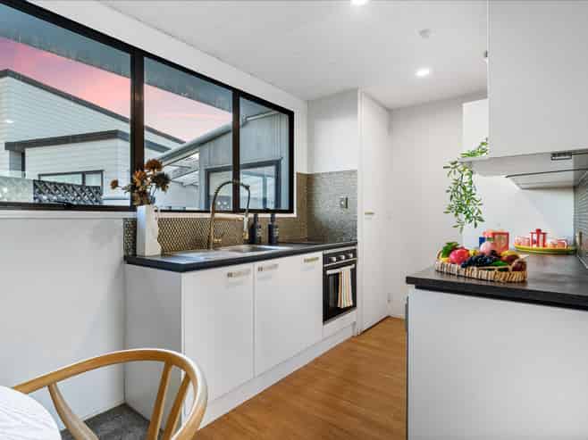 2/11 Cyril Crescent, West Harbour