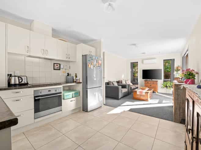 2/16 Highgrove Drive, Grandview Heights