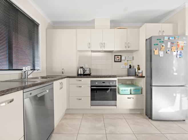 2/16 Highgrove Drive, Grandview Heights