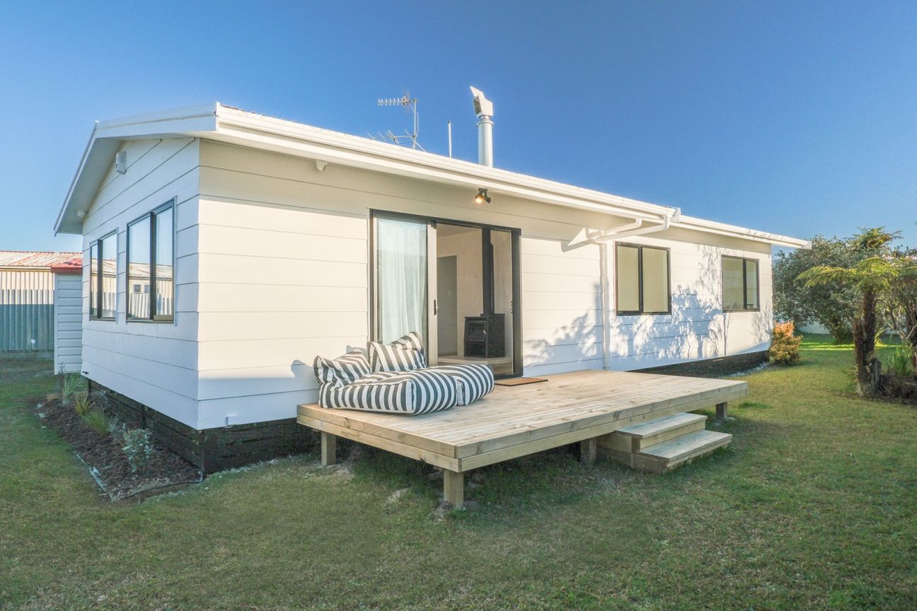 Sun-Soaked, Renovated & Ready to Enjoy - Vista 2