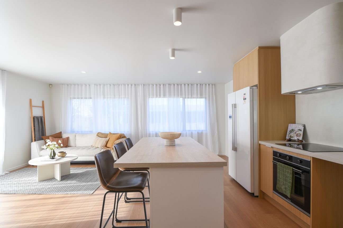 Sun-Soaked, Renovated & Ready to Enjoy - Vista 3