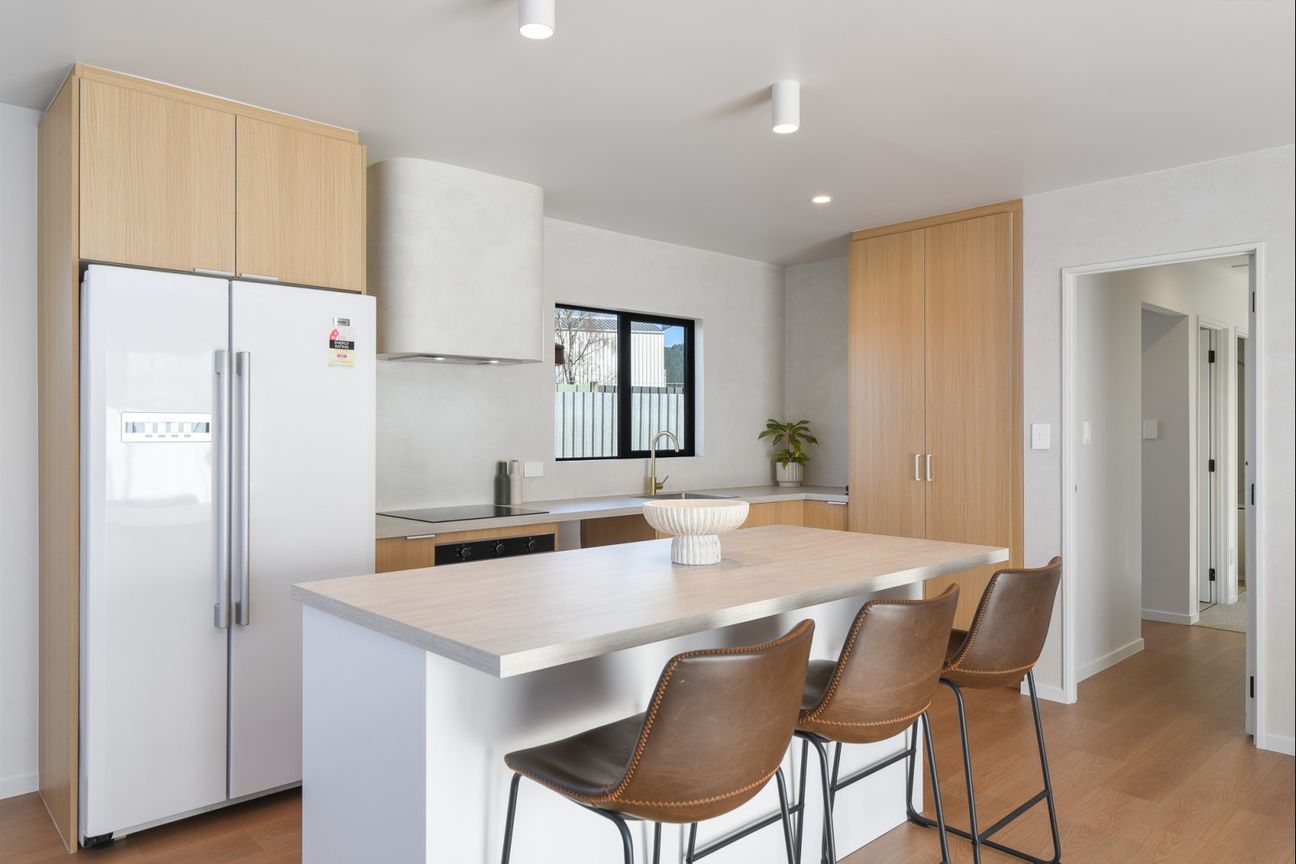 Sun-Soaked, Renovated & Ready to Enjoy - Vista 4