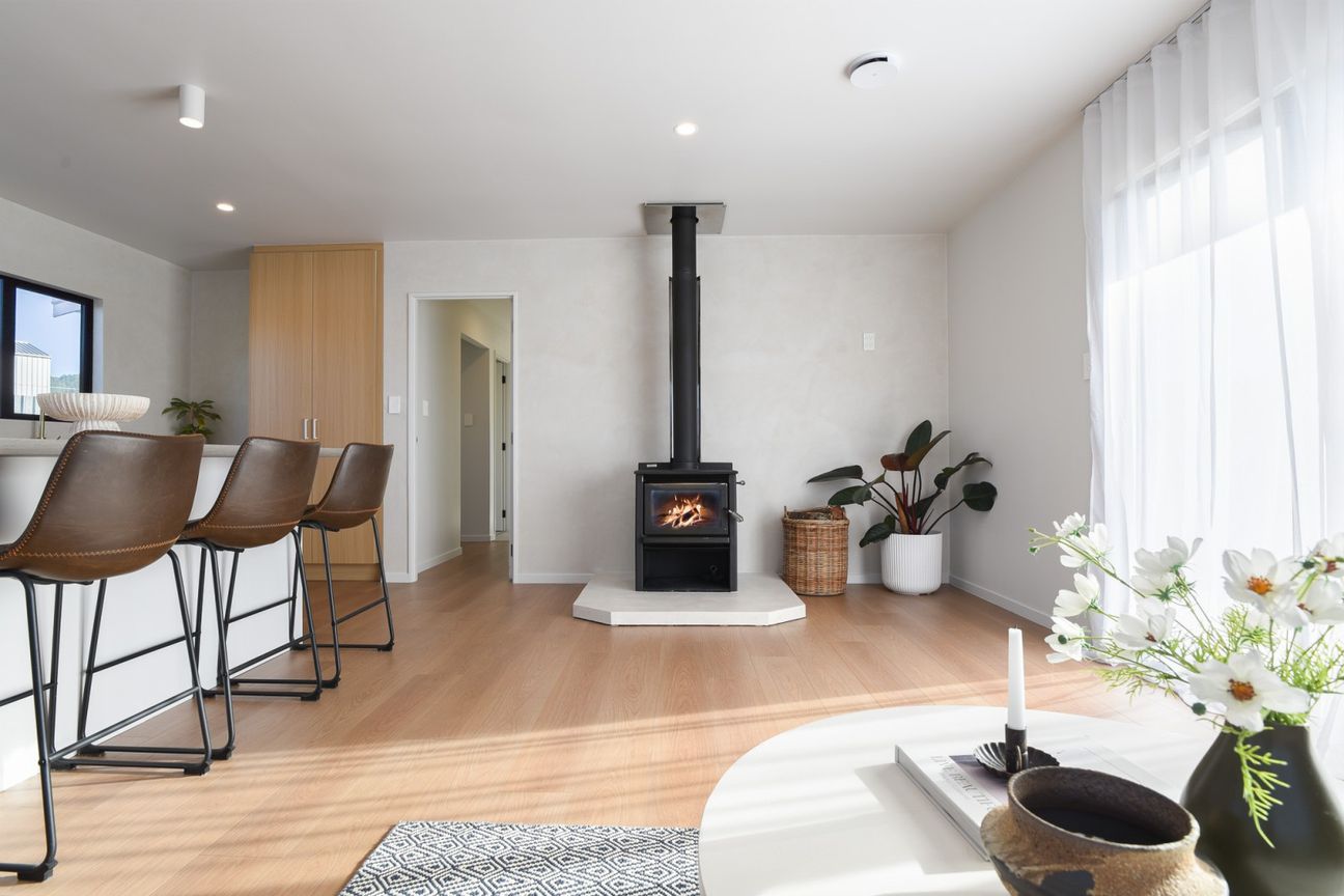 Sun-Soaked, Renovated & Ready to Enjoy - Vista 6