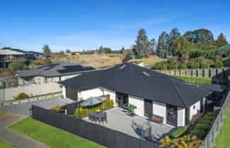 19 Grove Avenue, Weston