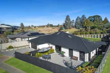 19 Grove Avenue, Weston