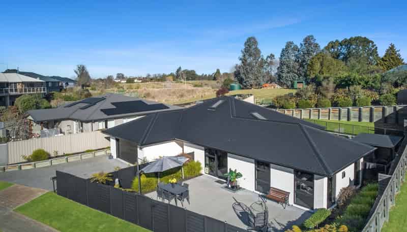 19 Grove Avenue, Weston
