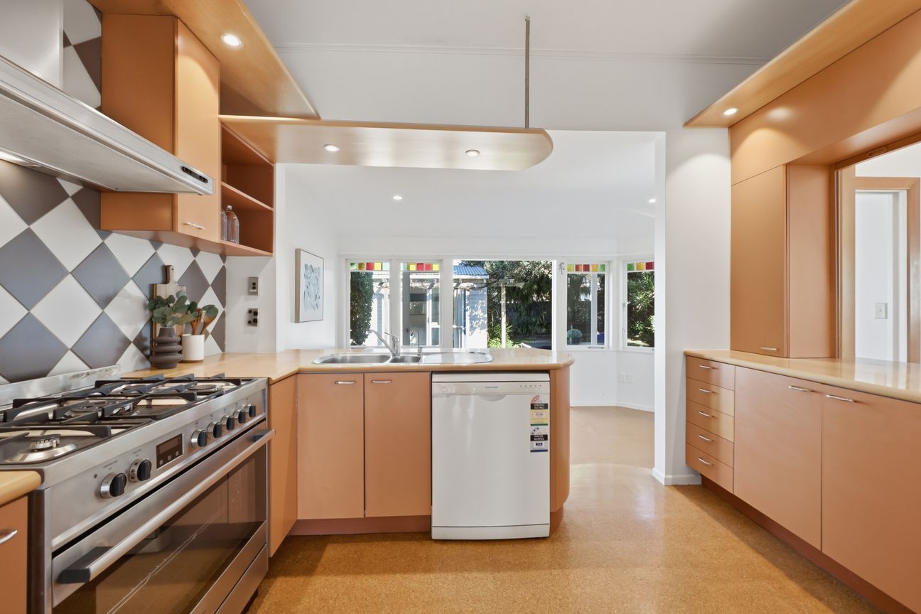 House in Albert-Eden, Point Chevalier - More