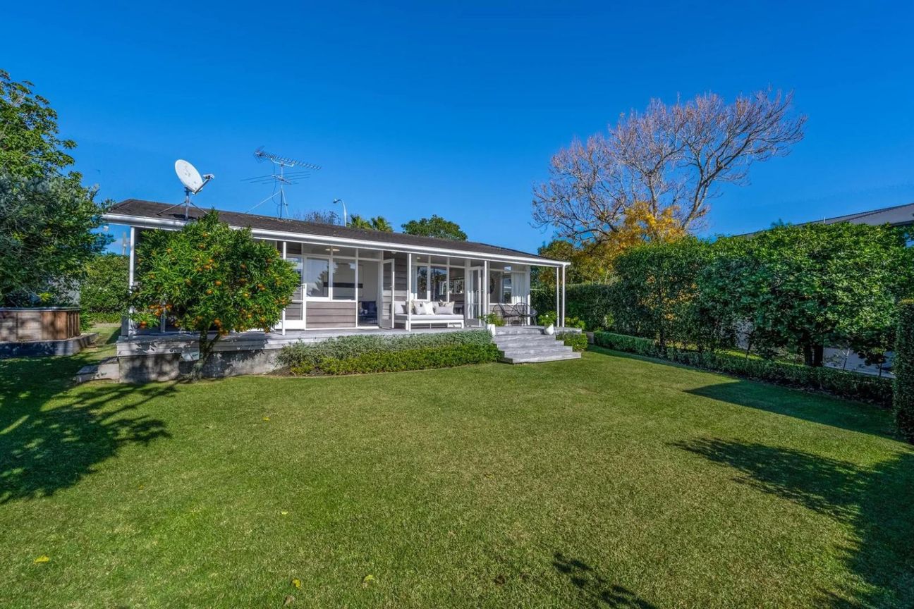 Charming 2-Bedroom Home in Sought-After Mellons Bay - Aanzicht 4