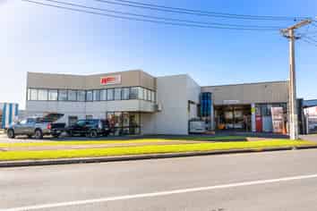 Freehold Corner Site, Dual Access 