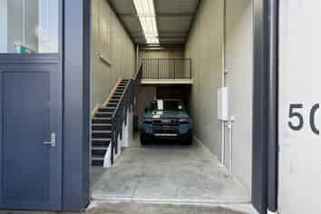 HIGH STUD INDUSTRIAL UNIT IN PRIME LOCATION
