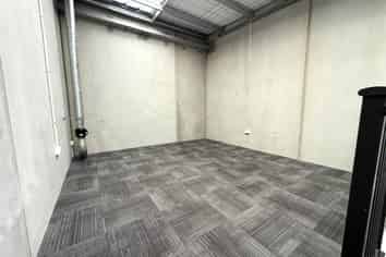 HIGH STUD INDUSTRIAL UNIT IN PRIME LOCATION
