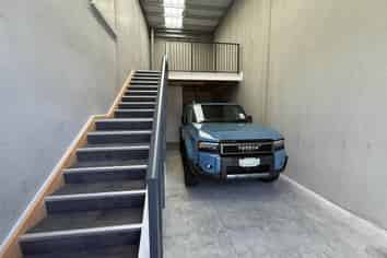 HIGH STUD INDUSTRIAL UNIT IN PRIME LOCATION

