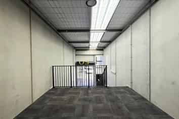 HIGH STUD INDUSTRIAL UNIT IN PRIME LOCATION
