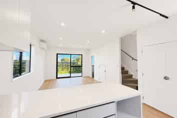 6/18 Albert Road, Kelston