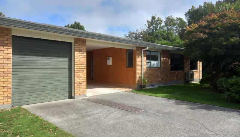 2 Orsino Place, Stratford