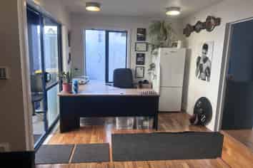 Showroom/Office Close to 4 Aves