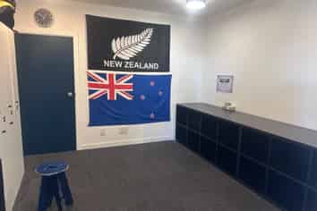 Showroom/Office Close to 4 Aves