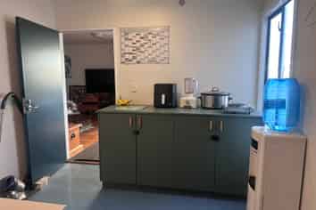 Showroom/Office Close to 4 Aves