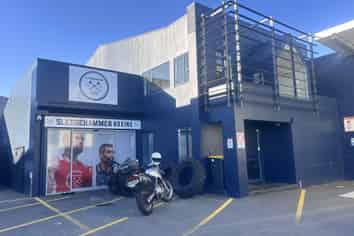 Showroom/Office Close to 4 Aves