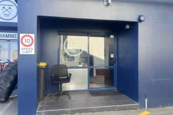 Showroom/Office Close to 4 Aves