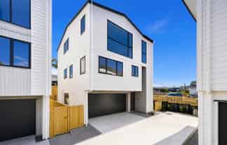 17A Rock Isle Road, Torbay