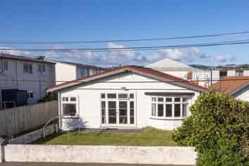 73 Apu Crescent, Lyall Bay