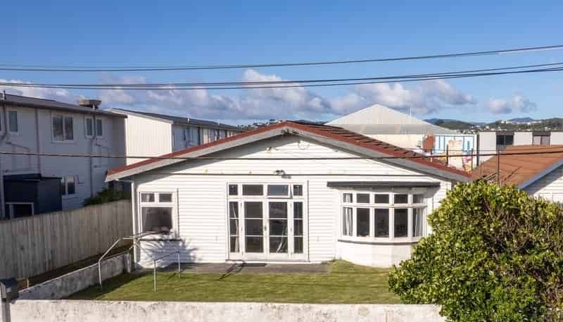 73 Apu Crescent, Lyall Bay