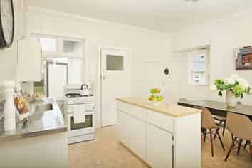 73 Apu Crescent, Lyall Bay