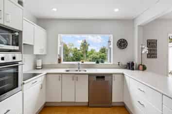 8 Lookout Drive, Laingholm