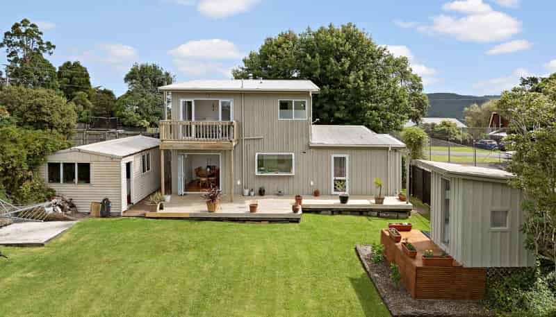 8 Lookout Drive, Laingholm