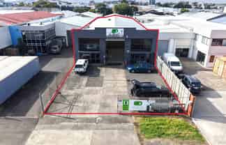 Clear-span Penrose warehouse with yard