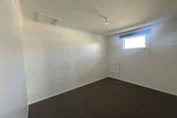 b/651 Featherston Street, Roslyn