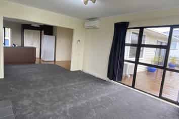 121R Pembroke Road, Stratford