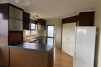 121R Pembroke Road, Stratford