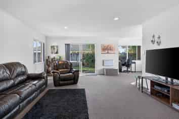 9 Aaron Place, Brookfield