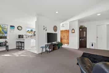 9 Aaron Place, Brookfield