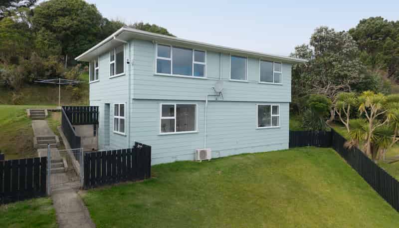 8 Penguin Grove, Waitangirua