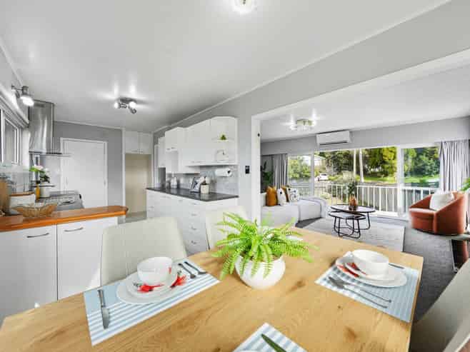 4 Meadow Crescent, Te Atatu South