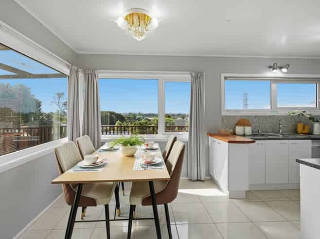 4 Meadow Crescent, Te Atatu South