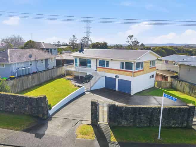 4 Meadow Crescent, Te Atatu South
