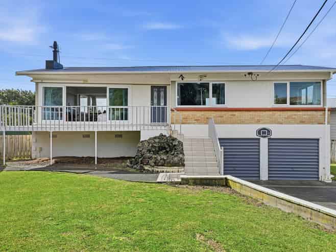 4 Meadow Crescent, Te Atatu South