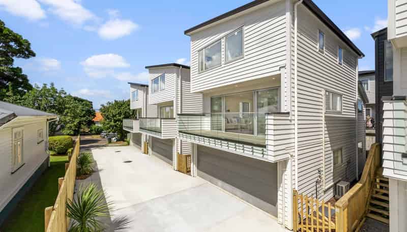 7C Waddell Avenue, Point England