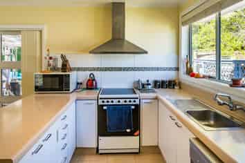  Sunshine Ave, Karori