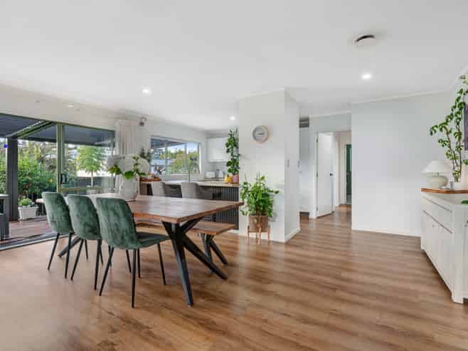 2/1 Langton Road, Stanmore Bay