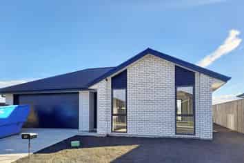 27 Mehrtens Crescent, Ravenswood