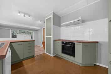 590 Mount Albert, Royal Oak