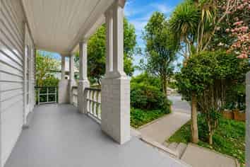 590 Mount Albert, Royal Oak