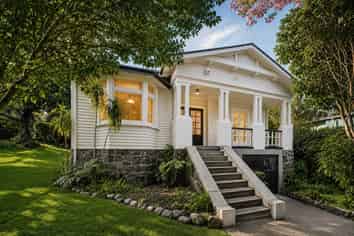 590 Mount Albert, Royal Oak